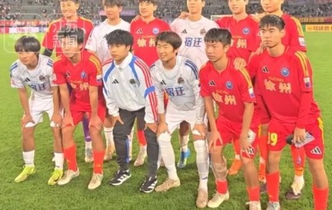 篮球-徐州vs宿迁赛后，江苏常晋球员合影，苗润东、张桐瑞交换球衣